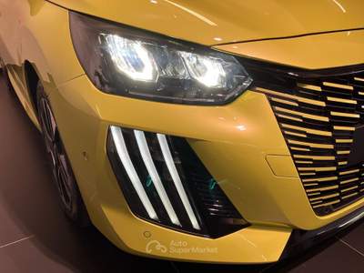 Peugeot 208 208 1.2 PureTech 100cv Allure S&S Giallo usata Como