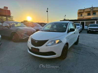 Lancia Ypsilon 1.2 69 CV 5 porte GPL Ecochic Gold Bianco usata Volla