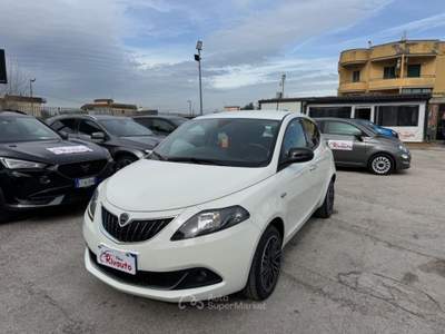 Lancia Ypsilon 1.0 FireFly 5 porte S&S Hybrid Platino Bianco usata Volla