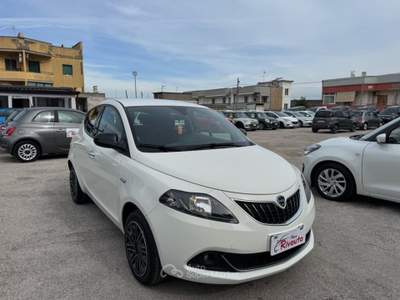 Lancia Ypsilon 1.0 FireFly 5 porte S&S Hybrid Platino Bianco usata Volla