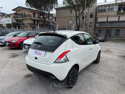 Lancia Ypsilon 1.0 FireFly 5 porte S&S Hybrid Platino Bianco usata Volla