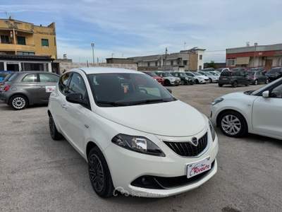 Lancia Ypsilon 1.0 FireFly 5 porte S&S Hybrid Platino Bianco usata Volla