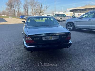 Jaguar XJ 4.0 cat ExecutiveV8 Nero usata Bologna