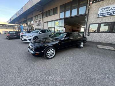 Jaguar XJ 4.0 cat ExecutiveV8 Nero usata Bologna