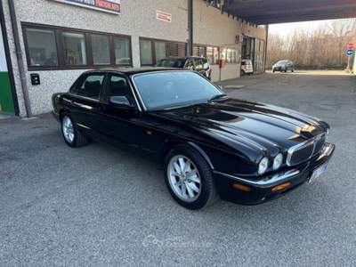 Jaguar XJ 4.0 cat ExecutiveV8 Nero usata Bologna