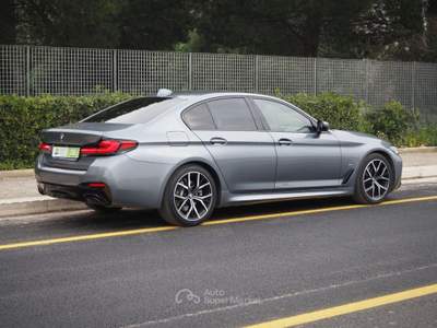 BMW Serie 5 520d d 48V xDrive Msport 190cv Grigio usata Bari