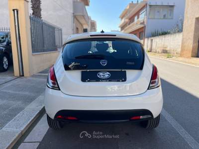 Lancia Ypsilon 1.2 69 CV *Black Edition* Bianco usata San Michele Salentino