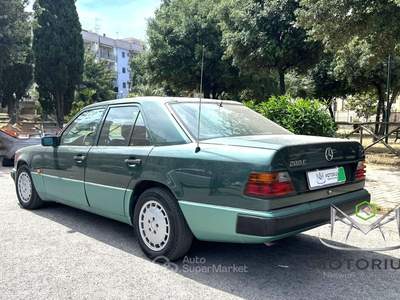 Mercedes-Benz Classe E 2.0 122 CV Manuale Verde usata Pomigliano d'Arco