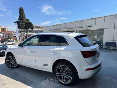 Audi Q5 Q5 II 2017 40 2.0 tdi Design Sport quattro 190cv s-tronic Bianco usata Pomezia