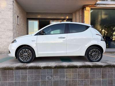 Lancia Ypsilon 1.0 FireFly 5 porte S&S Hybrid Gold 5 posti. Bianco usata Carovigno