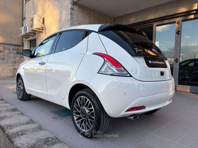 Lancia Ypsilon 1.0 FireFly 5 porte S&S Hybrid Gold 5 posti. Bianco usata Carovigno