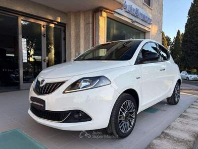 Lancia Ypsilon 1.0 FireFly 5 porte S&S Hybrid Gold 5 posti Bianco usata Carovigno