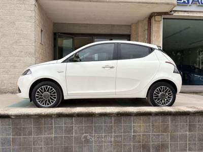 Lancia Ypsilon 1.0 FireFly 5 porte S&S Hybrid Gold 5 posti Bianco usata Carovigno