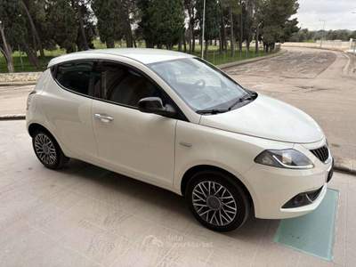 Lancia Ypsilon 1.0 FireFly 5 porte S&S Hybrid Gold 5 posti. Bianco usata Carovigno