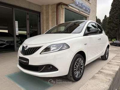 Lancia Ypsilon 1.0 FireFly 5 porte S&S Hybrid Gold 5 posti. Bianco usata Carovigno