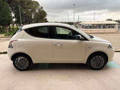 Lancia Ypsilon 1.0 FireFly 5 porte S&S Hybrid Gold 5 posti. Bianco usata Carovigno