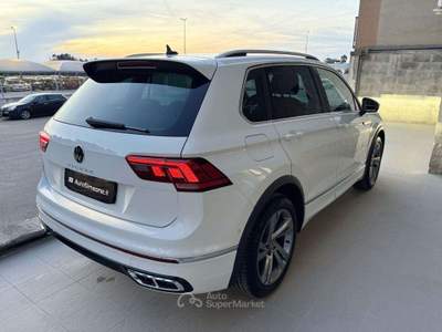 Volkswagen Tiguan 2.0 TDI 150 CV SCR DSG R-Line LUCI AMBIENTE Bianco usata Carovigno