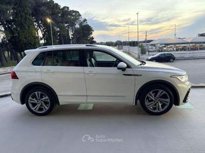Volkswagen Tiguan 2.0 TDI 150 CV SCR DSG R-Line LUCI AMBIENTE Bianco usata Carovigno
