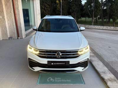 Volkswagen Tiguan 2.0 TDI 150 CV SCR DSG R-Line LUCI AMBIENTE Bianco usata Carovigno
