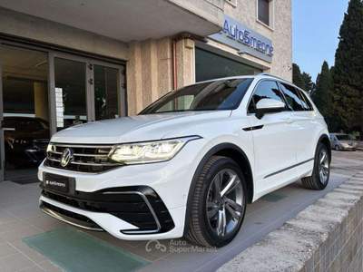 Volkswagen Tiguan 2.0 TDI 150 CV SCR DSG R-Line LUCI AMBIENTE Bianco usata Carovigno