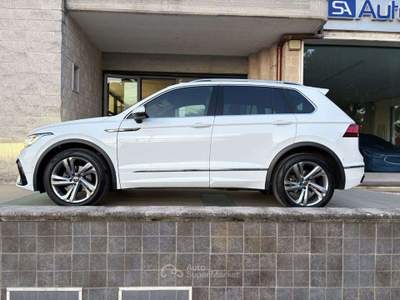 Volkswagen Tiguan 2.0 TDI 150 CV SCR DSG R-Line LUCI AMBIENTE Bianco usata Carovigno