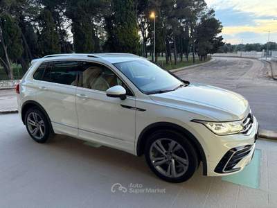 Volkswagen Tiguan 2.0 TDI 150 CV SCR DSG R-Line LUCI AMBIENTE Bianco usata Carovigno
