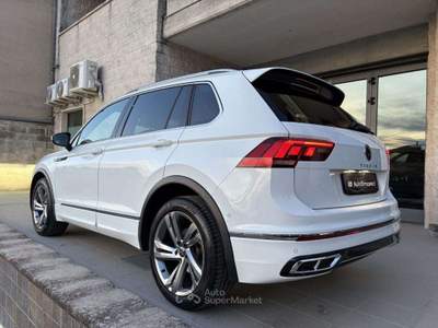 Volkswagen Tiguan 2.0 TDI 150 CV SCR DSG R-Line LUCI AMBIENTE Bianco usata Carovigno