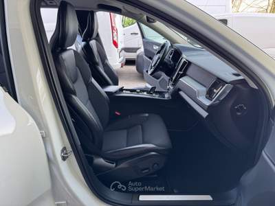 Volvo XC60 2.0 b4 MomentumPro AWD GEARTRONIC PROMO Bianco usata Riccione