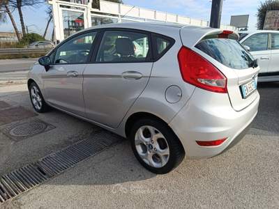 Ford Fiesta 5p. Titanium Argento usata Qualiano