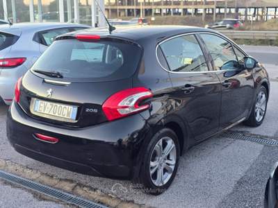 Peugeot 208 1.6 e-HDi 92CV S&S 5 porte Allure Nero usata Qualiano