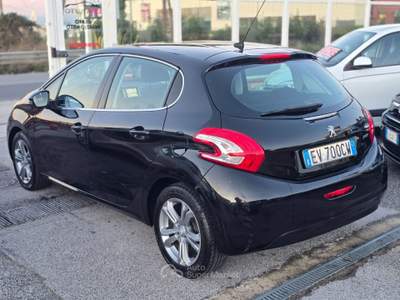 Peugeot 208 1.6 e-HDi 92CV S&S 5 porte Allure Nero usata Qualiano