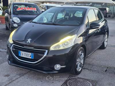 Peugeot 208 1.6 e-HDi 92CV S&S 5 porte Allure Nero usata Qualiano