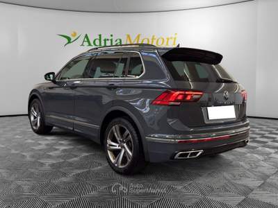 Volkswagen Tiguan 2.0 TDI SCR 110KWR-Line DSG Grigio usata Pordenone