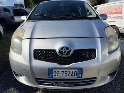 Toyota Yaris 5 porte Sol Argento usata Carrara