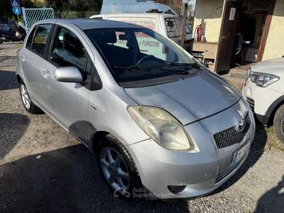 Toyota Yaris 5 porte Sol Argento usata Carrara