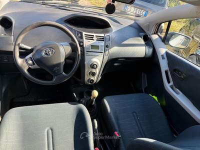 Toyota Yaris 5 porte Sol Argento usata Carrara