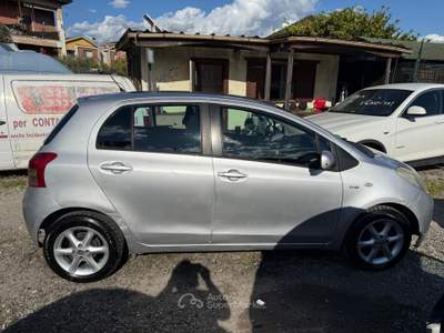 Toyota Yaris 5 porte Sol Argento usata Carrara