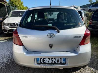 Toyota Yaris 5 porte Sol Argento usata Carrara
