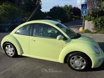 Volkswagen New Beetle  Giallo usata Carrara