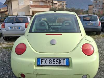 Volkswagen New Beetle  Giallo usata Carrara