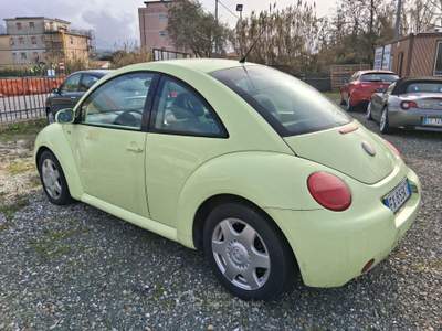 Volkswagen New Beetle  Giallo usata Carrara