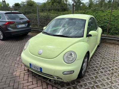 Volkswagen New Beetle  Giallo usata Carrara