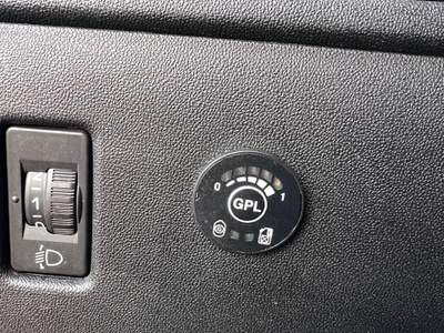 Peugeot 208 5p. GPL Allure Arancione usata QUARTO