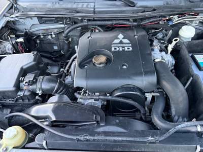 Mitsubishi L200 /136CV Club Cab Invite Argento usata Carrara