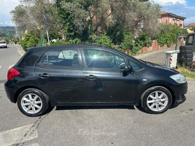 Toyota Auris DPF 5 porte Sol Nero usata Carrara