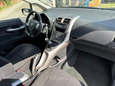 Toyota Auris DPF 5 porte Sol Nero usata Carrara