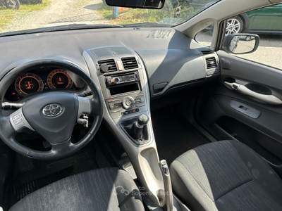Toyota Auris DPF 5 porte Sol Nero usata Carrara