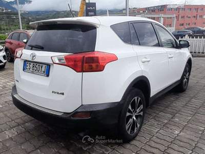 Toyota RAV4 Rav4 2.0 d-4d Active 2wd 124cv mt Bianco usata Pianopoli