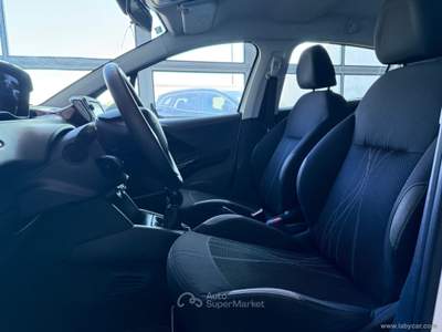 Peugeot 208 208 1.2 VTi 82 CV 5p. Access Bianco usata San Michele salentino