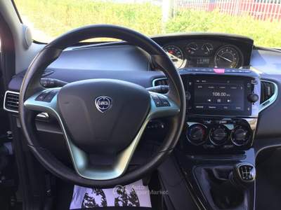 Lancia Ypsilon 70cv Hybrid Platino usata TURRIVALIGNANI